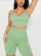 Grünes Sport-Set für Damen: Nahtloses Crop-Top und Shorts. Perfekt für Fitness, Yoga und Freizeit. Bequem, modisch und atmungsaktiv.