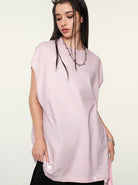 Damen T-Shirt in Pastellrosa, lässiger Oversize-Schnitt, ideal für Streetwear-Looks. Perfekt kombinierbar mit urbaner Mode und Accessoires.