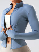 Damen-Sportjacke in Hellblau, figurbetont und atmungsaktiv, ideal für Fitness und Outdoor-Aktivitäten. Perfekt für aktive Frauen.