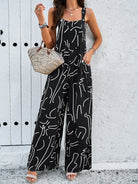 Damen Jumpsuit schwarz-weiß, abstraktes Muster, ärmellos, lässig, Sommermode, ideal für Strand oder Freizeit, kombiniert mit Strohtasche.