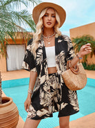Frau in tropischem Outfit mit Strohhut und Korbtasche vor Pool. Sommermode, Strandkleidung, tropisches Design, stilvoller Look.