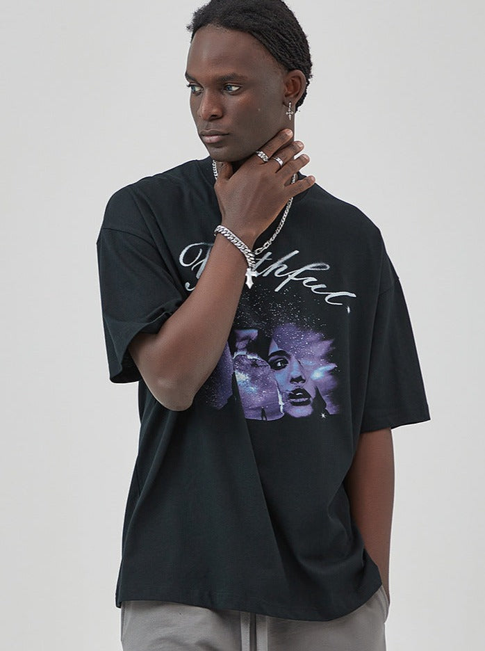Schwarzes T-Shirt mit futuristischem, lila Grafikdruck, lässiger Stil, ideal für Streetwear und Modebegeisterte. Hochwertige Baumwolle.