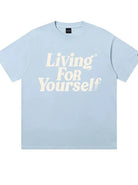 Hellblaues T-Shirt mit weißem "Living For Yourself"-Aufdruck, aus Baumwolle. Perfekt für lässige Outfits und Streetwear-Looks.
