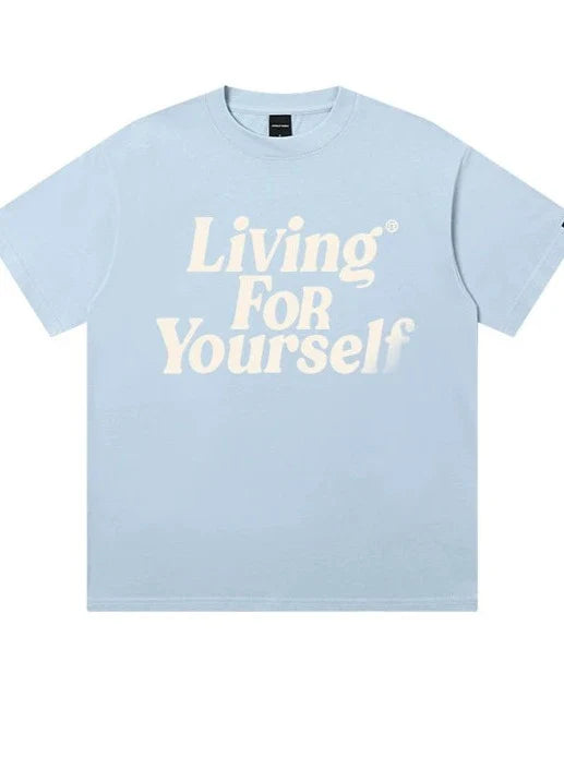 Hellblaues T-Shirt mit weißem "Living For Yourself"-Aufdruck, aus Baumwolle. Perfekt für lässige Outfits und Streetwear-Looks.