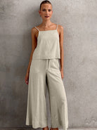 Damen-Leinen-Overall in Beige, ärmellos mit weitem Bein, ideal für Sommermode. Stilvoll, bequem, perfekt für lässige Anlässe.