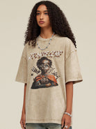 Frau trägt oversized T-Shirt mit Grafikdruck "Transcend", lässiger Streetwear-Stil, ideal für modische Outfits, urbaner Look, Baumwolle.