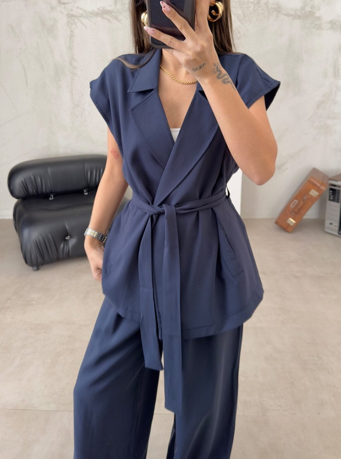 Damenanzug in Dunkelblau mit Gürtel, ärmellosem Blazer und weiter Hose. Elegante Businessmode, ideal für Büro und formelle Anlässe.