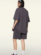 Damen Oversize T-Shirt und Shorts Set in Dunkelgrau, lässiger Stil, ideal für Freizeit und Sport. Bequemes Material, modischer Look.