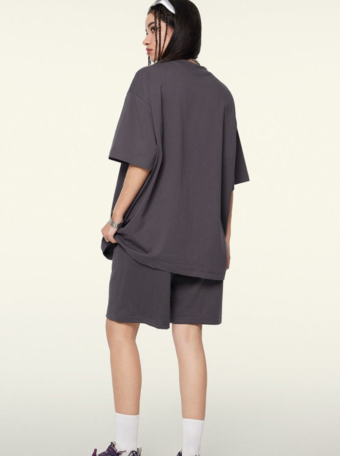 Damen Oversize T-Shirt und Shorts Set in Dunkelgrau, lässiger Stil, ideal für Freizeit und Sport. Bequemes Material, modischer Look.