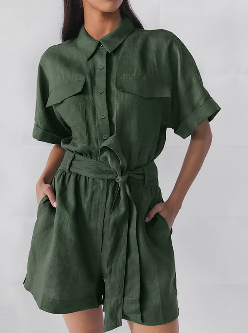 Damen Leinen Jumpsuit in Olivgrün, kurzärmelig mit Knopfleiste und Taillengürtel. Perfekt für Sommermode, lässig und stilvoll.