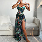 Frau in tropischem Maxikleid mit Blumenmuster, seitlicher Schlitz, ärmellos, Sommermode, elegantes Design, ideal für Strand und Urlaub.