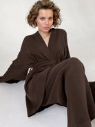 Brauner Kimono aus weichem Stoff, elegant und bequem, ideal für Damenmode. Perfekt für entspannte Anlässe und stilvolle Freizeitkleidung.