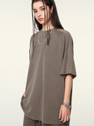 Damen Oversize T-Shirt in Khaki, lässiger Streetwear-Stil, ideal für trendige Outfits. Perfekt kombinierbar mit urbaner Mode und Accessoires.