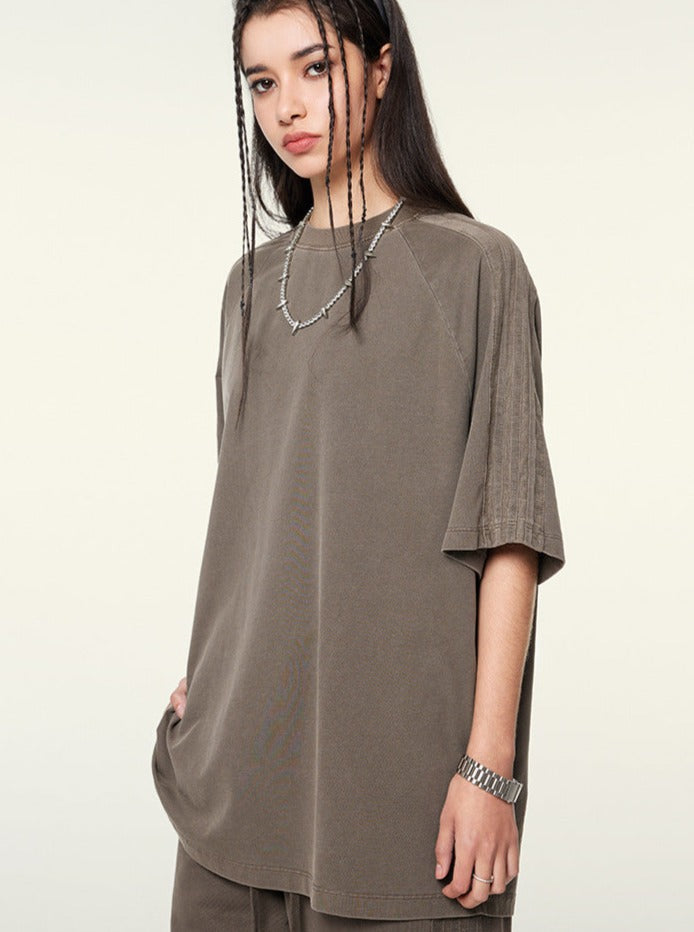 Damen Oversize T-Shirt in Khaki, lässiger Streetwear-Stil, ideal für trendige Outfits. Perfekt kombinierbar mit urbaner Mode und Accessoires.