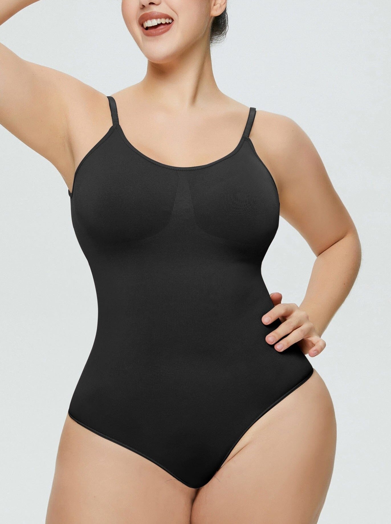 Damen-Body in Schwarz, nahtlos, figurformend, mit Spaghettiträgern. Ideal für Plus-Size-Mode, bequem und stilvoll für den Alltag.
