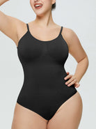 Damen-Body in Schwarz, nahtlos, figurformend, mit Spaghettiträgern. Ideal für Plus-Size-Mode, bequem und stilvoll für den Alltag.