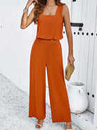 Damen Sommeroutfit in leuchtendem Orange, bestehend aus ärmellosem Top und weiter Hose. Perfekt für stilvolle, luftige Sommermode.