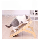Katzenkratzbrett aus Holz, schräg, mit grauer Katze, Kratzmöbel, Kratzbrett für Katzenpflege.