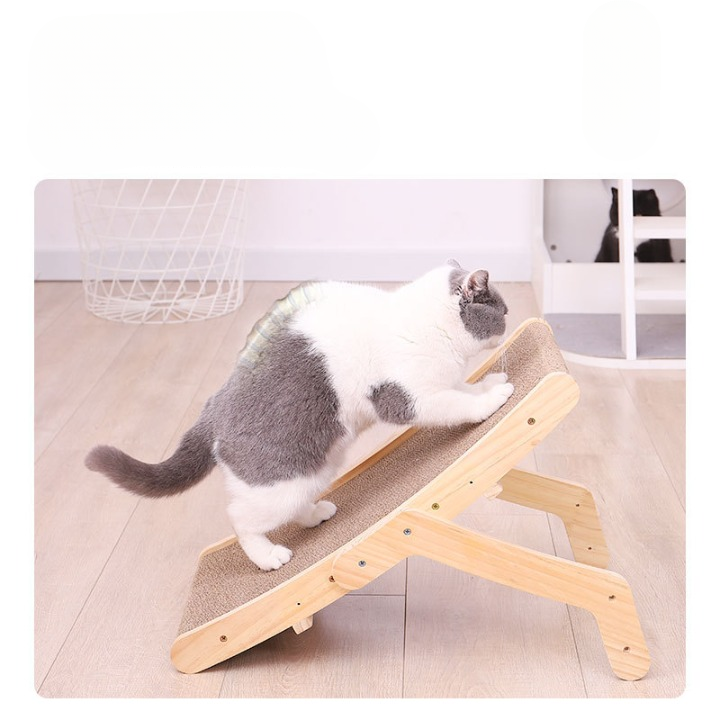 Katzenkratzbrett aus Holz, schräg, mit grauer Katze, Kratzmöbel, Kratzbrett für Katzenpflege.