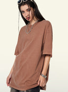 Braunes Oversize-T-Shirt für Damen, lässiger Streetwear-Stil, ideal für modische Outfits. Perfekt kombinierbar mit Jeans und Accessoires.