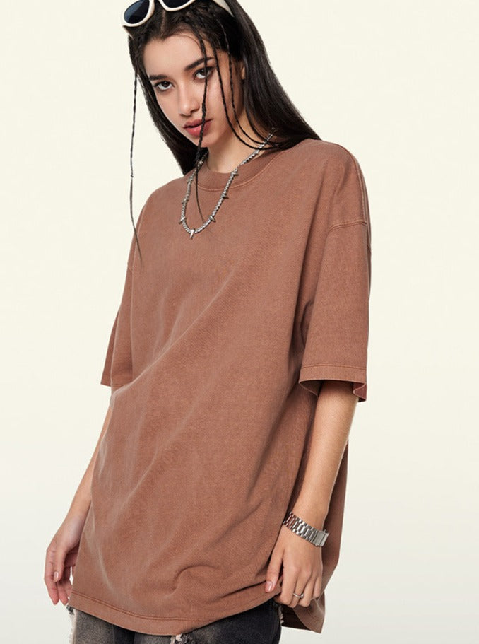 Braunes Oversize-T-Shirt für Damen, lässiger Streetwear-Stil, ideal für modische Outfits. Perfekt kombinierbar mit Jeans und Accessoires.