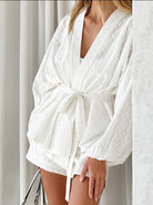 Elegante weiße Kimono-Bluse mit Gürtel, ideal für Sommermode. Leichtes, atmungsaktives Material, perfekt für stilvolle Freizeitoutfits.
