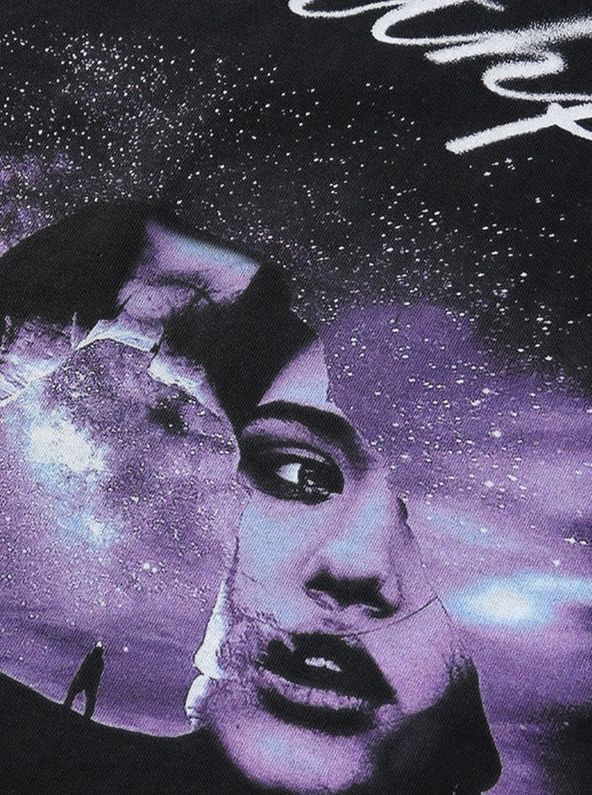 Schwarzes T-Shirt mit lila Grafikdruck, zeigt ein abstraktes Gesicht und kosmische Elemente. Trendige Streetwear, Unisex-Mode, urbaner Stil.