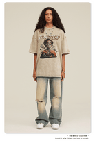 Frau in lässigem Outfit: Oversize-T-Shirt mit Grafikdruck, zerrissene Jeans, weiße Sneaker. Streetwear, urbaner Stil, modische Kleidung.