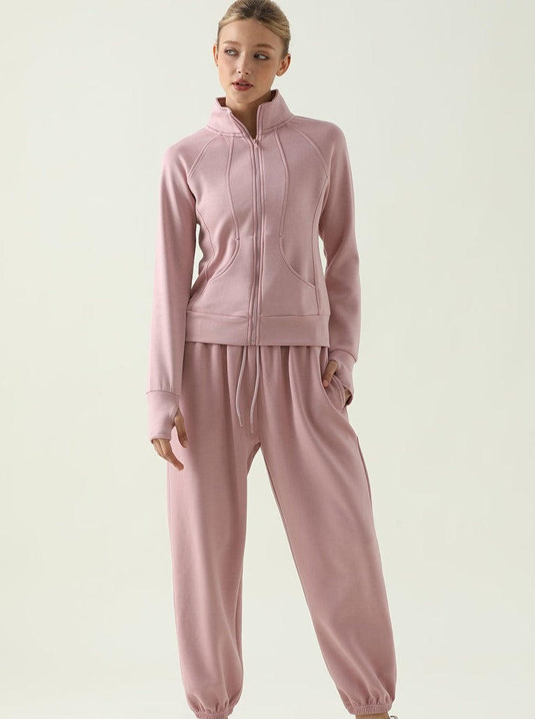 Damen Jogginganzug in Rosa, bestehend aus Kapuzenjacke und Jogginghose. Bequemes Freizeitoutfit, ideal für Sport und Alltag.