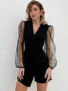Eleganter schwarzer Jumpsuit mit transparenten Puffärmeln, ideal für Abendmode. Stilvoll, modern und perfekt für besondere Anlässe.