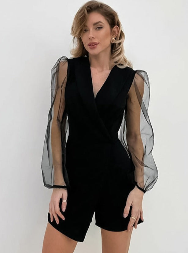 Eleganter schwarzer Jumpsuit mit transparenten Puffärmeln, ideal für Abendmode. Stilvoll, modern und perfekt für besondere Anlässe.