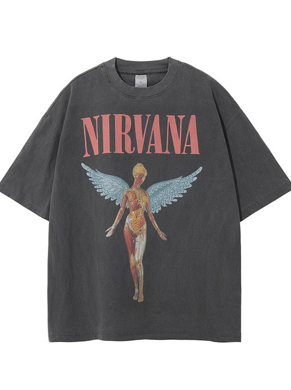 Nirvana T-Shirt in Schwarz mit Engelsmotiv und Bandlogo. Perfekt für Rockfans und Streetwear-Liebhaber. Hochwertige Baumwolle, lässiger Stil.