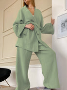 Damen Kimono-Set in Salbeigrün, aus weichem, strukturiertem Stoff. Perfekt für gemütliche Tage zu Hause. Bequem, stilvoll, modern.