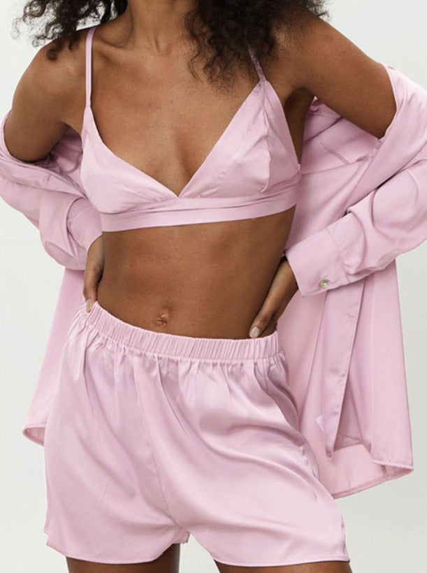 Damen-Pyjama-Set aus rosa Satin, bestehend aus Hemd, Shorts und Bralette. Bequem, stilvoll und ideal für entspannte Nächte.