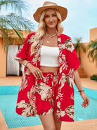 Frau in rotem, tropischem Strandoutfit vor Pool, Sommerhut, Palmen; modische Sommerkleidung, Urlaubslook, tropische Muster, Damenmode.