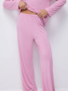 Rosa Damen-Pyjama-Set aus weichem Stoff, bequem und stilvoll, ideal für entspannte Nächte. Perfekte Wahl für gemütliche Loungewear.