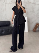 Eleganter schwarzer Hosenanzug für Damen, ideal für Business und Freizeit. Stilvoll, modern und vielseitig kombinierbar. Perfekt für jeden Anlass.