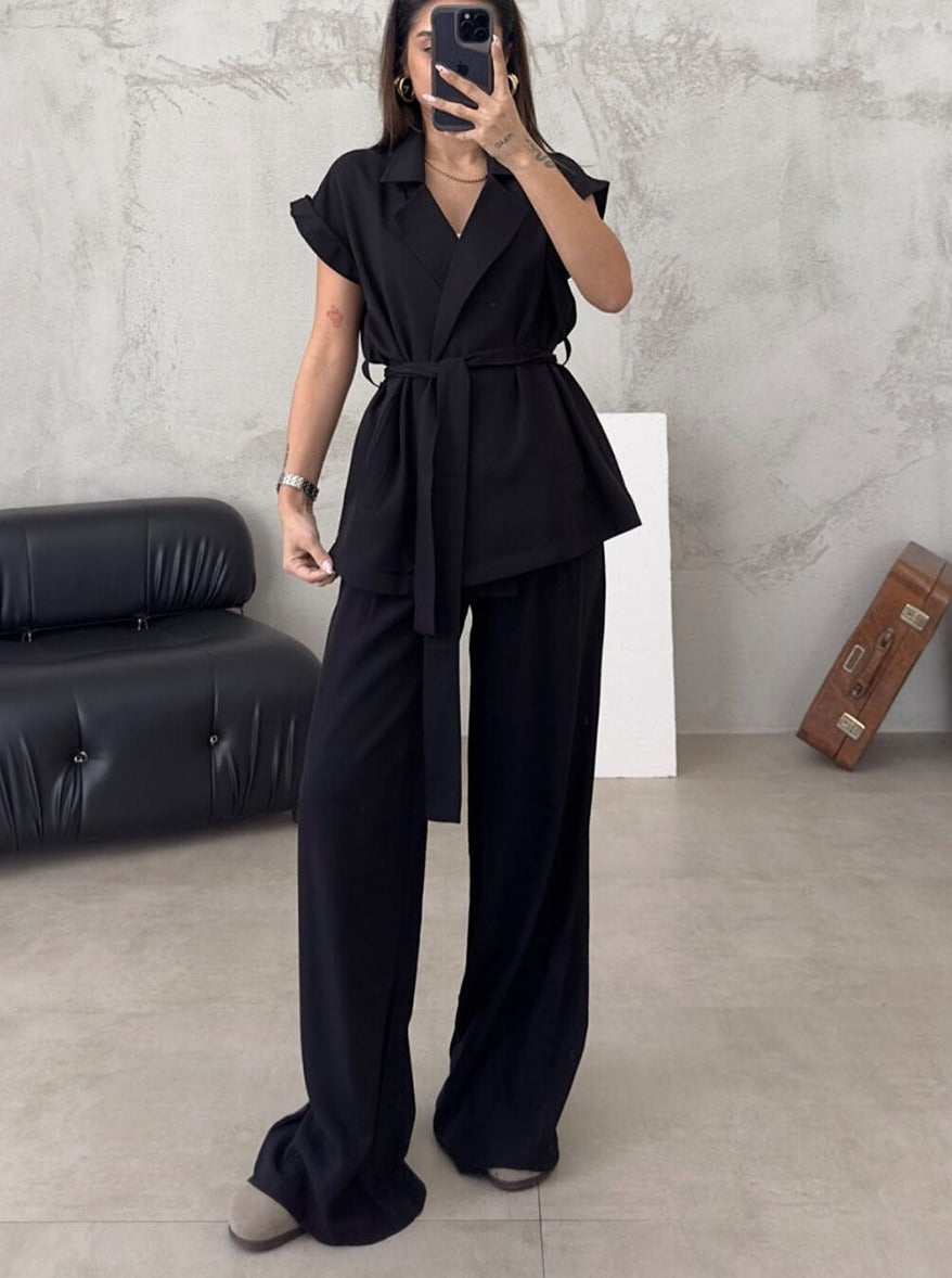 Eleganter schwarzer Hosenanzug für Damen, ideal für Business und Freizeit. Stilvoll, modern und vielseitig kombinierbar. Perfekt für jeden Anlass.