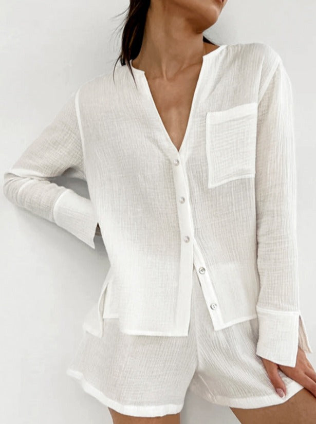 Damen Pyjama-Set aus weißem Leinen, bestehend aus langärmligem Hemd und Shorts. Bequem, atmungsaktiv, ideal für erholsamen Schlaf.