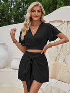 Elegantes schwarzes Wickelkleid für Damen, ideal für Sommermode. Perfekt für Strand, Urlaub oder Freizeit. Hochwertige Materialien, stilvoller Look.