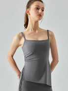 Graues Damen-Top mit Spaghettiträgern, figurbetontem Schnitt und asymmetrischem Saum. Perfekt für stilvolle, moderne Outfits.