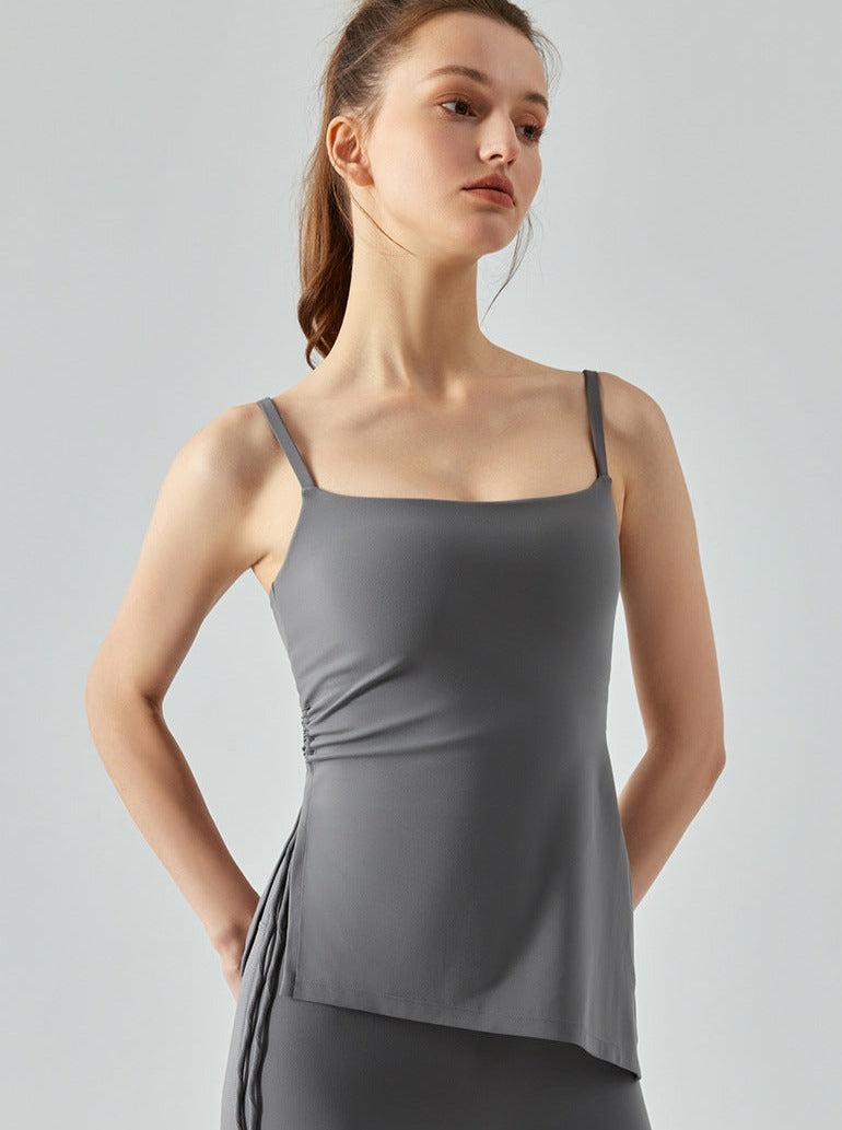 Graues Damen-Top mit Spaghettiträgern, figurbetontem Schnitt und asymmetrischem Saum. Perfekt für stilvolle, moderne Outfits.