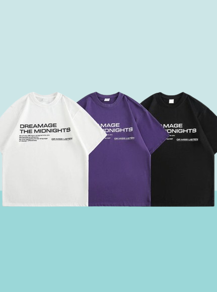 Drei T-Shirts in Weiß, Lila und Schwarz mit "Dreamage the Midnights"-Aufdruck. Modische Oberteile, Unisex, Baumwolle, lässiger Stil.