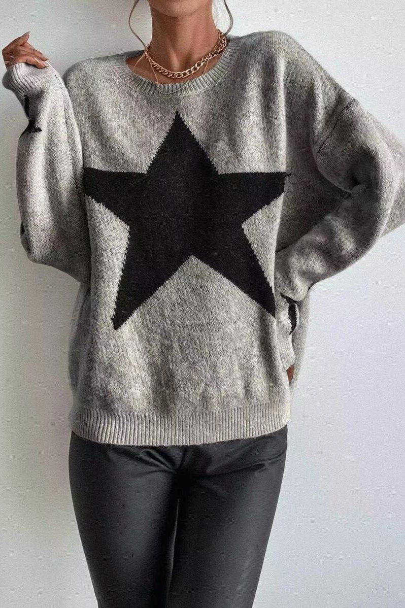 Grauer Pullover mit großem schwarzen Stern, lässig und modisch, ideal für Herbst und Winter. Perfekt kombinierbar mit Lederhosen.