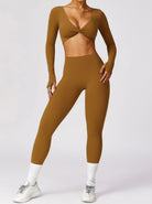 Damen-Sportset in Braun, bestehend aus langärmligem Crop-Top und Leggings. Ideal für Fitness, Yoga und Freizeit. Bequem und stylisch.