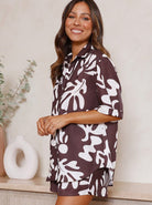 Braun-weißes Damen-Pyjama-Set mit abstraktem Muster, kurzärmeliges Hemd und Shorts, ideal für bequeme Nachtwäsche und stilvolle Loungewear.