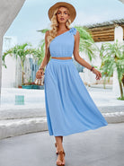 Elegantes blaues Sommerkleid für Damen, schulterfrei mit Schleife, ideal für Strandmode. Perfekt für stilvolle Sommeroutfits und Urlaubslooks.