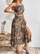 Damen-Sommerkleid mit tropischem Muster, ärmellos, hoher Schlitz, ideal für Strandmode. Perfekt für warme Tage und stilvolle Outfits.