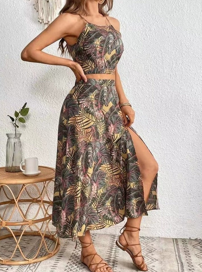 Damen-Sommerkleid mit tropischem Muster, ärmellos, hoher Schlitz, ideal für Strandmode. Perfekt für warme Tage und stilvolle Outfits.
