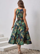 Damen Sommerkleid mit tropischem Blattmuster, ärmellos, knielang, ideal für Strand und Freizeit. Perfekt für warme Tage und Urlaubsreisen.